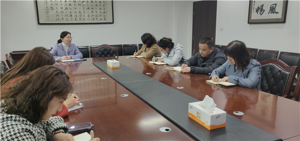 我校教务科召开教研组长会议.jpg