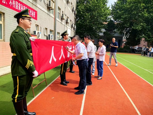 6月3日上午，高级技校在操场举办2024“安全生产月”启动仪式，图为学校领导班子在“人人讲安全、个个会应急——畅通生命通道”的主题横幅上承诺签名。（摄影：刘海涛）_副本.jpg