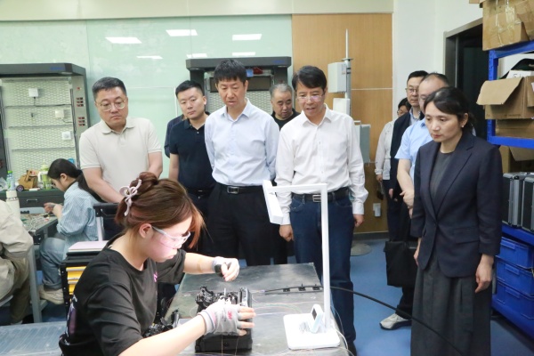 4月17日上午，省总工会职工创新协作中心主任贺娟、副主任宋俊德，省财贸金融轻工工会副主席朱彬一行莅临高级技校，走访调研工匠学院建设情况，指导学校技能人才培养工作。（谢晓丹）_副本.jpg