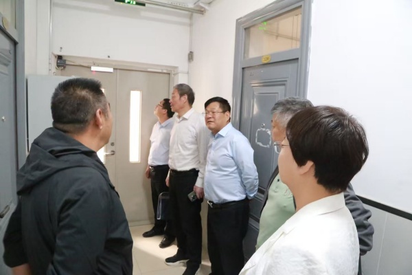 4月22日下午，陕煤地质集团党委委员、副总经理、春季安全环保综合大检查第二督导组组长秦建强到高级技校进行春季安全环保督导检查。（伍丽静）2_副本.jpg