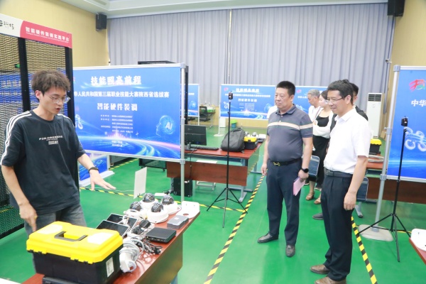 241750757120559777.jpeg 5月14日-5月15日,由陕西省人力资源和社会保障厅主办、西安市人力资源和社会保障局与陕西工程科技高级技工学校承办的中华人民共和国第三届职业技能大赛陕西省选拔赛鸿蒙应用开发、无人机驾驶(植保)、智能硬件装调赛项取得了圆满成功。(何小琴)2_副本.jpg