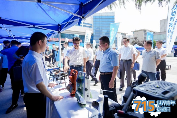 7月15日，高级技校受邀参加由陕西省人力资源和社会保障厅主办的陕西省2025年“世界青年技能日”宣传活动并设立了独立展位，学校党委书记、校长李若飞详细向参观人员讲解了展示的无人机的性能。（刘赞）2_副本.jpg