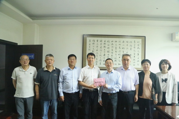 9月10日，陕煤地质集团党委委员、总会计师庄斌，集团人力资源部主任柴宏有一行莅临高级技校开展走访慰问，向教师们致以节日祝贺和诚挚问候。（谢晓丹）_副本.jpg