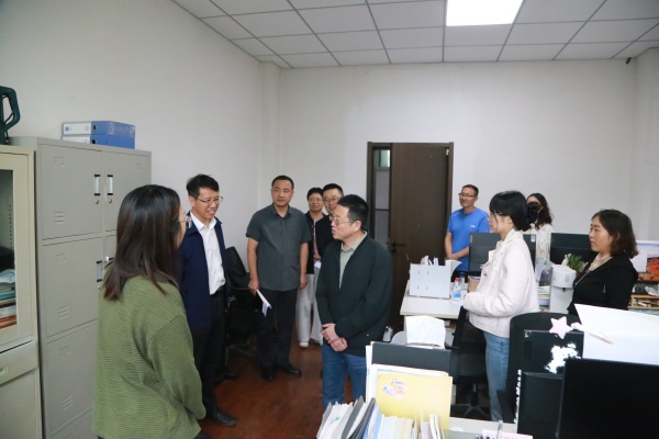 9月10日，第42个教师节当天，陕煤地质集团党委委员、总会计师庄斌、集团人力资源部负责人王戈平一行来到高级技校，亲切慰问广大教职工，并送上节日祝福。（谢晓丹）4_副本.jpg